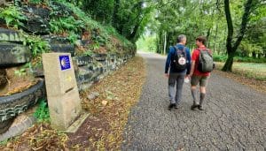 Padre e hijo caminando juntos.