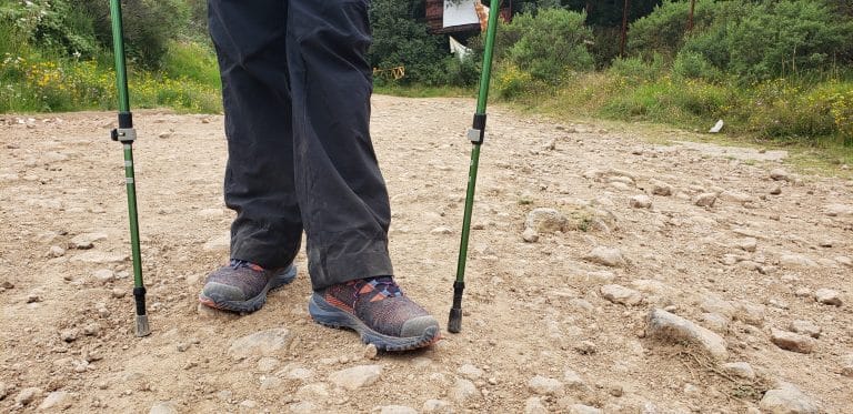 Peregrino caminando en el Camino de Santiago con botas adecuadas