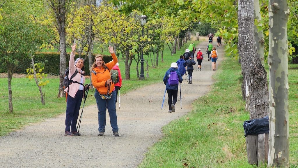 Peregrinos disfrutando del Camino Inglés desde Ferrol rodeados de naturaleza.