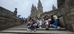Peregrinos frente a la Catedral de Santiago de Compostela con sus Compostelas