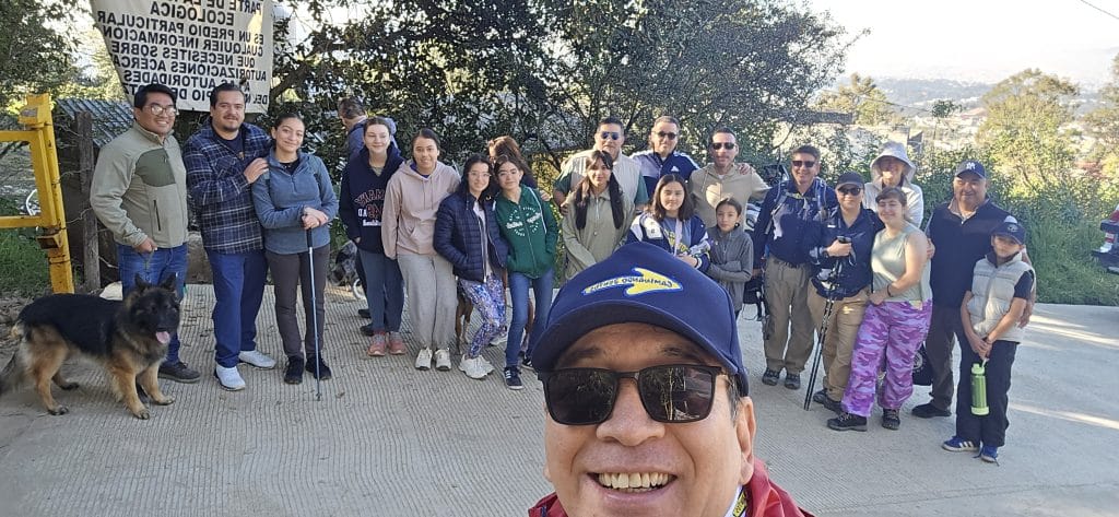 Grupo de personas en una caminata.